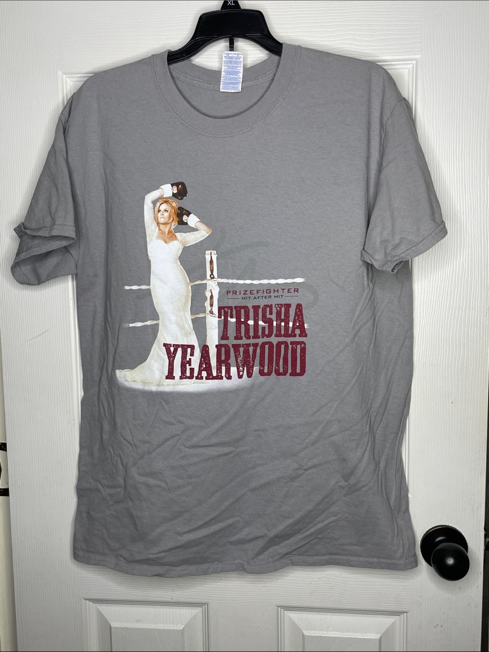 Gildan Gray Trisha Yearwood Ring Graphic Tee. Size L